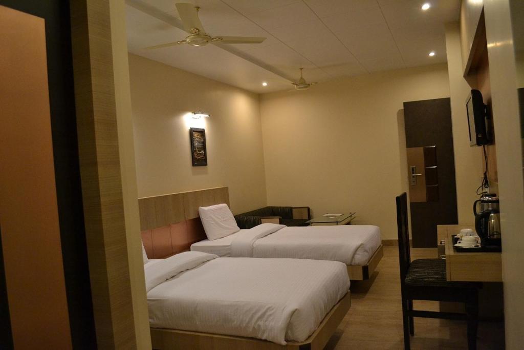 Hotel Ravisha Continental Prayagraj Room photo